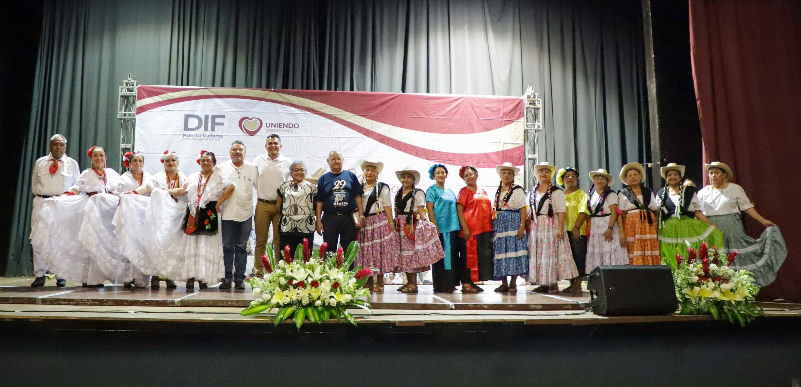 Realizó DIF bailable con causa para adultos mayores