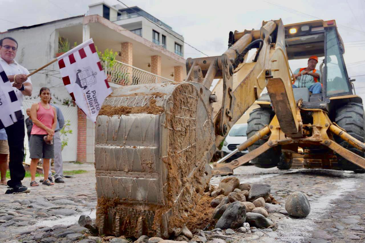 Profe Michel realiza más obras en Puerto Vallarta