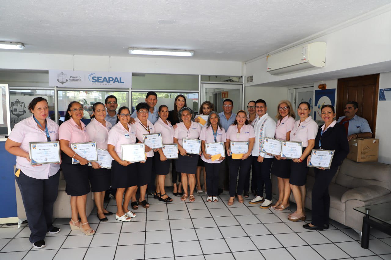 Reconocen a trabajadoras de SEAPAL con más de 30 años de servicio