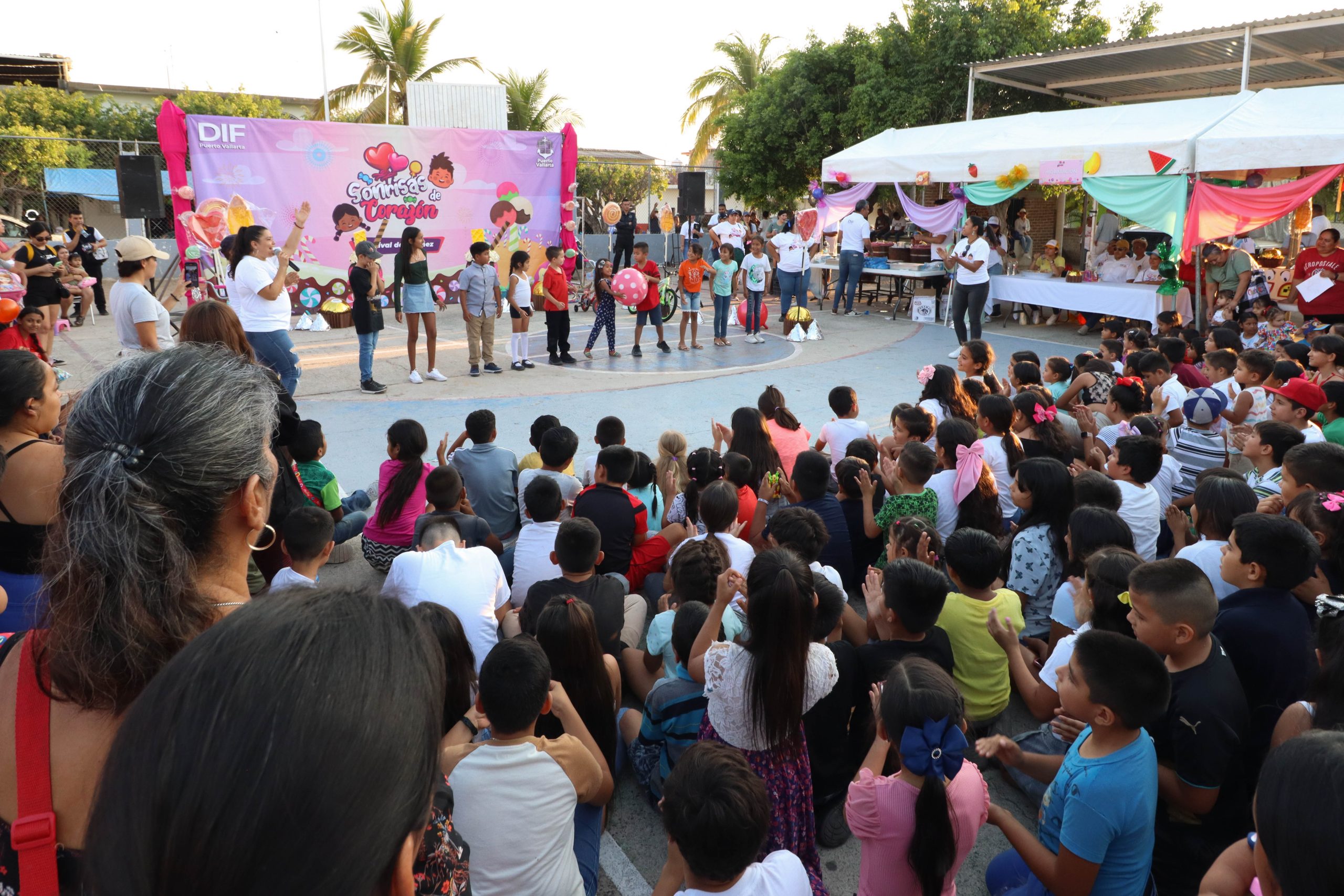 Celebra DIF a niñas y niños de la zona rural