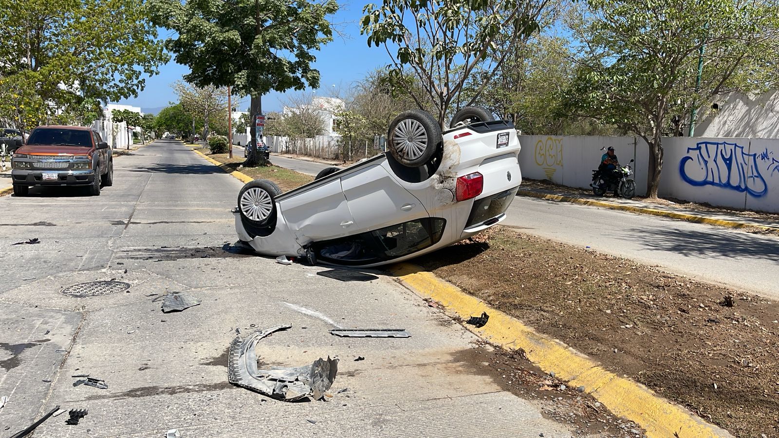 Atiende Protección Civil accidente vehicular con volcadura en Altavela