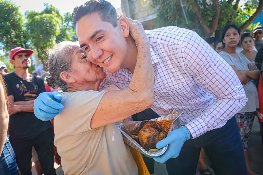 Héctor Santana y su familia entregan más de 2,000 cenas navideñas en Bahía de Banderas: un gesto de unión y esperanza
