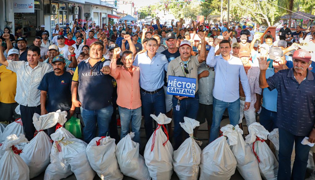 Entrega Héctor Santana arcones Navideños a todos los pescadores de Bahía de Banderas y sus familias