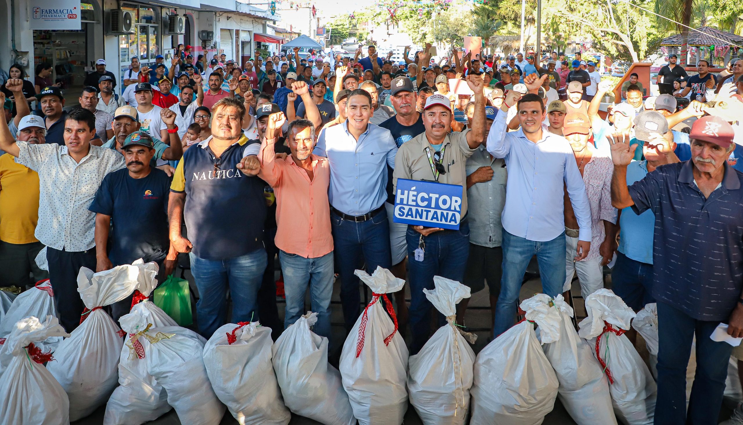 Entrega Héctor Santana arcones Navideños a todos los pescadores de Bahía de Banderas y sus familias
