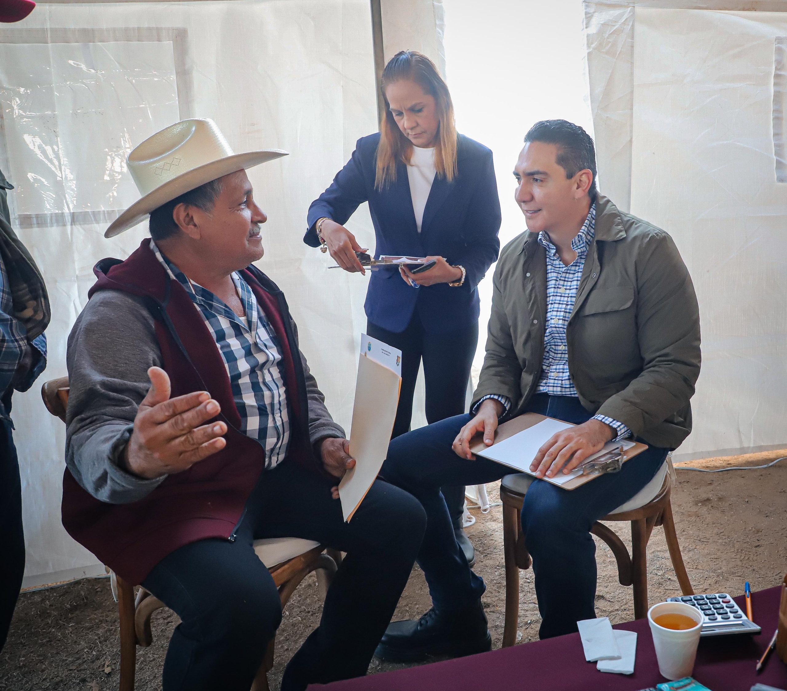 Héctor Santana atiende a ciudadanos de La Misión en la última Audiencia Ciudadana del año en Bahía de Banderas