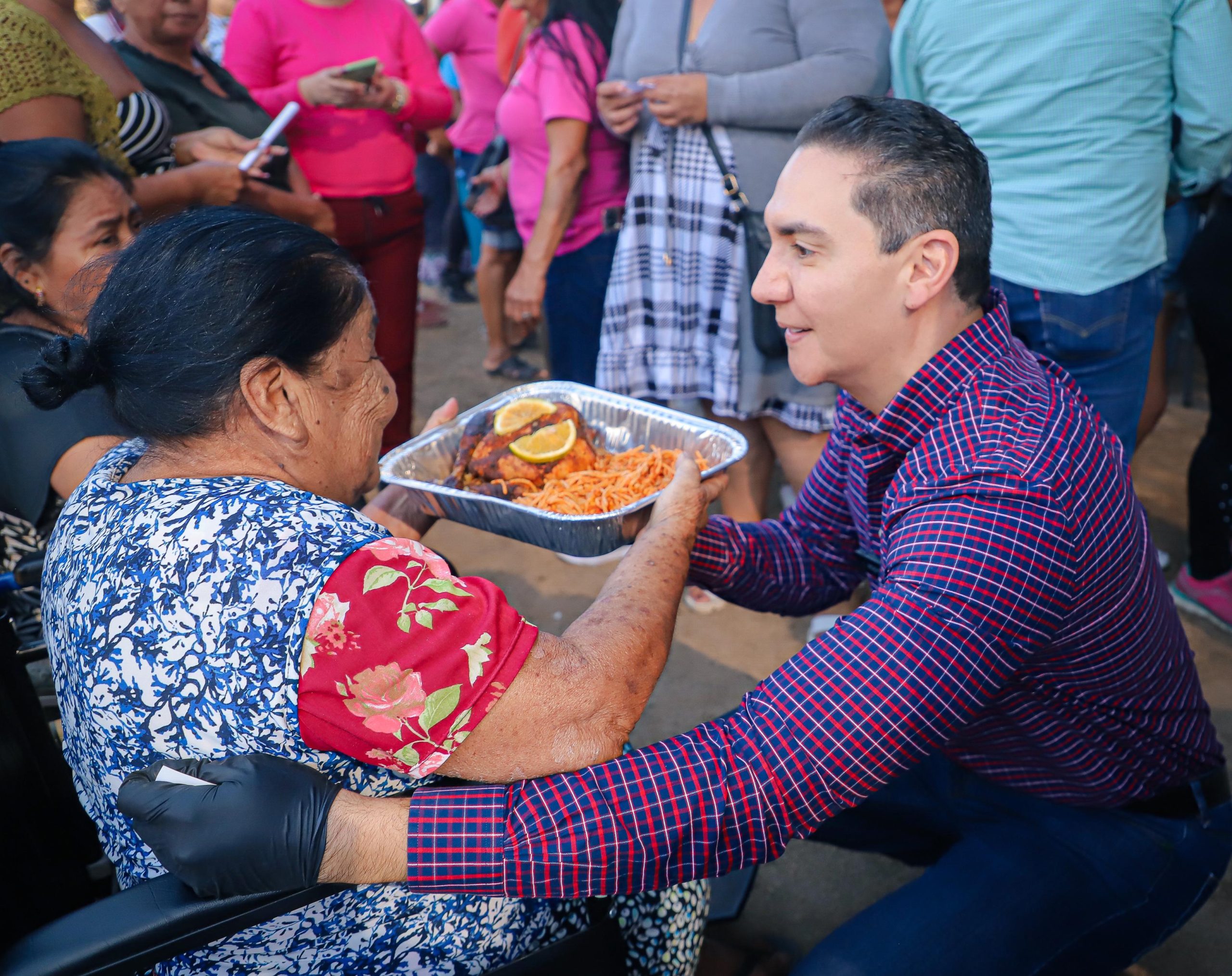 Héctor Santana entrega miles de cenas para cerrar el año en Bahía de Banderas