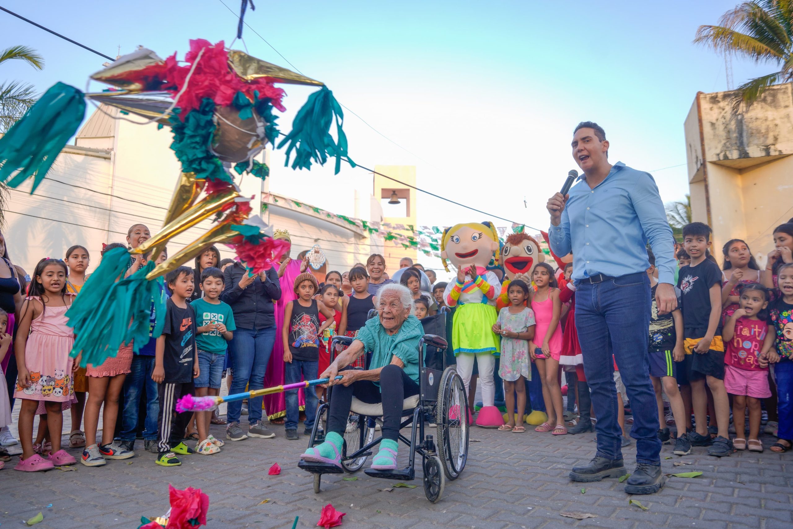 Héctor Santana lleva Rosca, alegría y tradición a los niños de la costa de Bahía de Banderas por el Día de Reyes