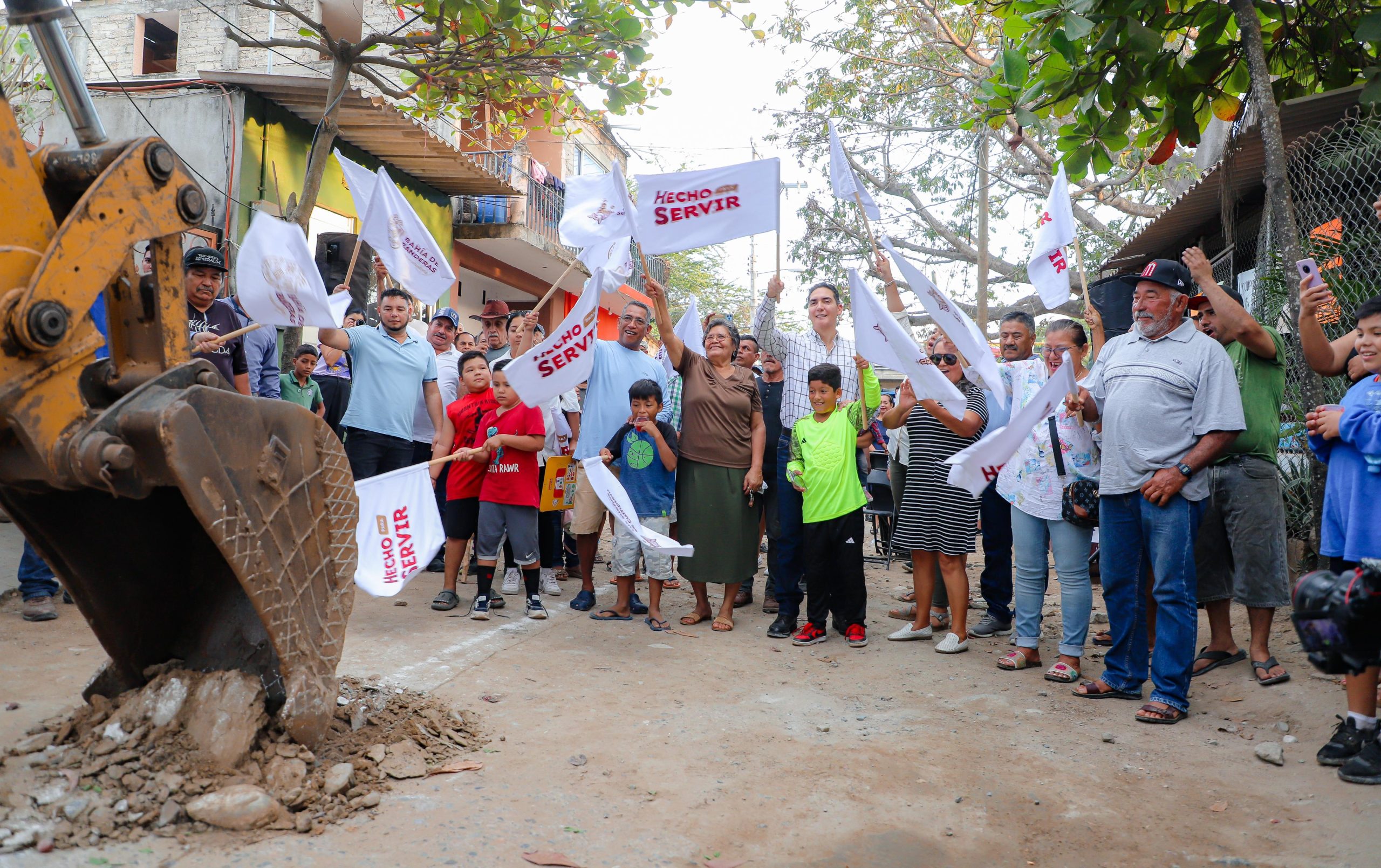 Héctor Santana arranca obra de pavimentación en La Cruz de Huanacaxtle