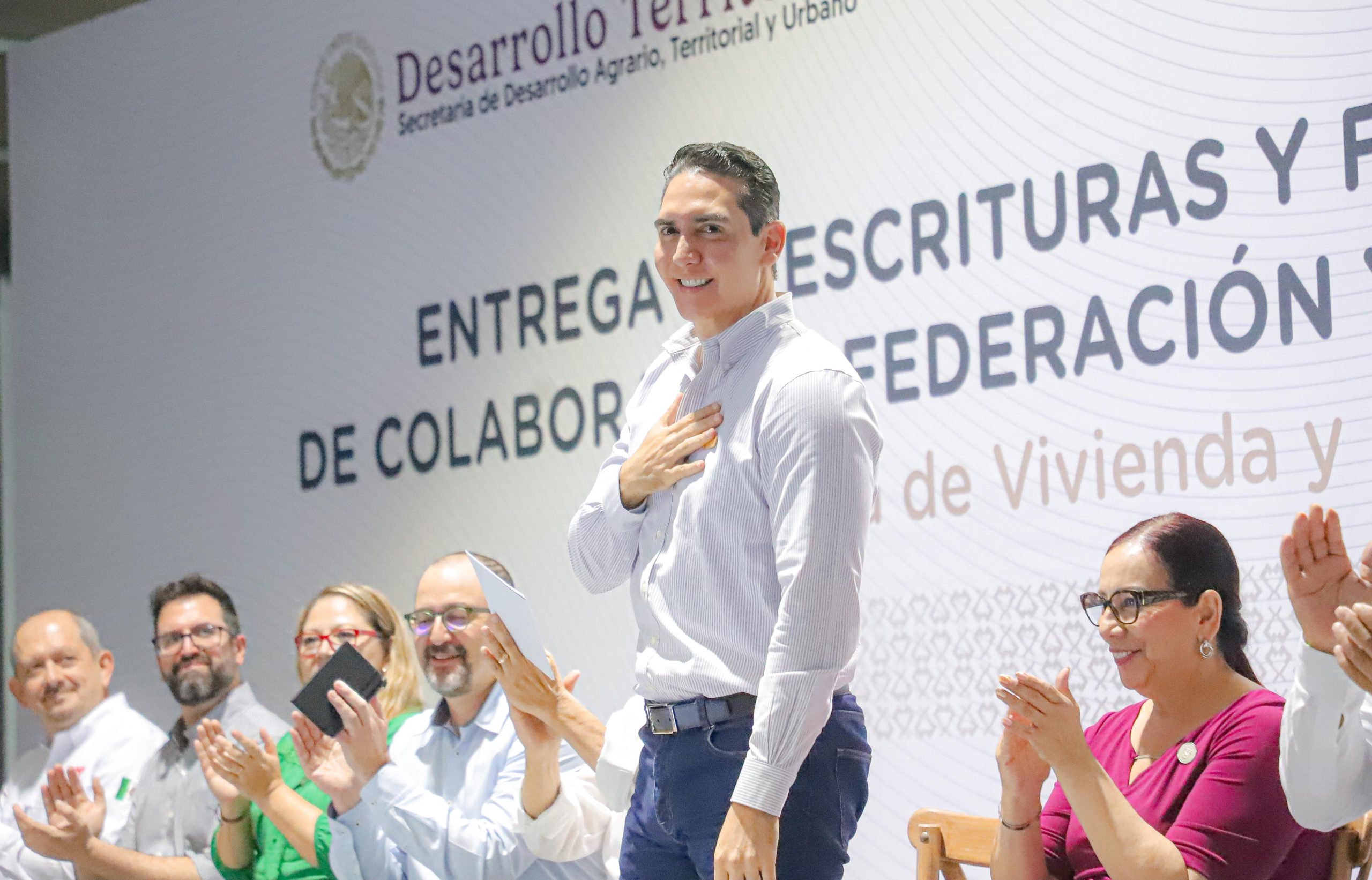 Miguel Ángel Navarro y Héctor Santana impulsan vivienda social y entregan escrituras en Bahía de Banderas