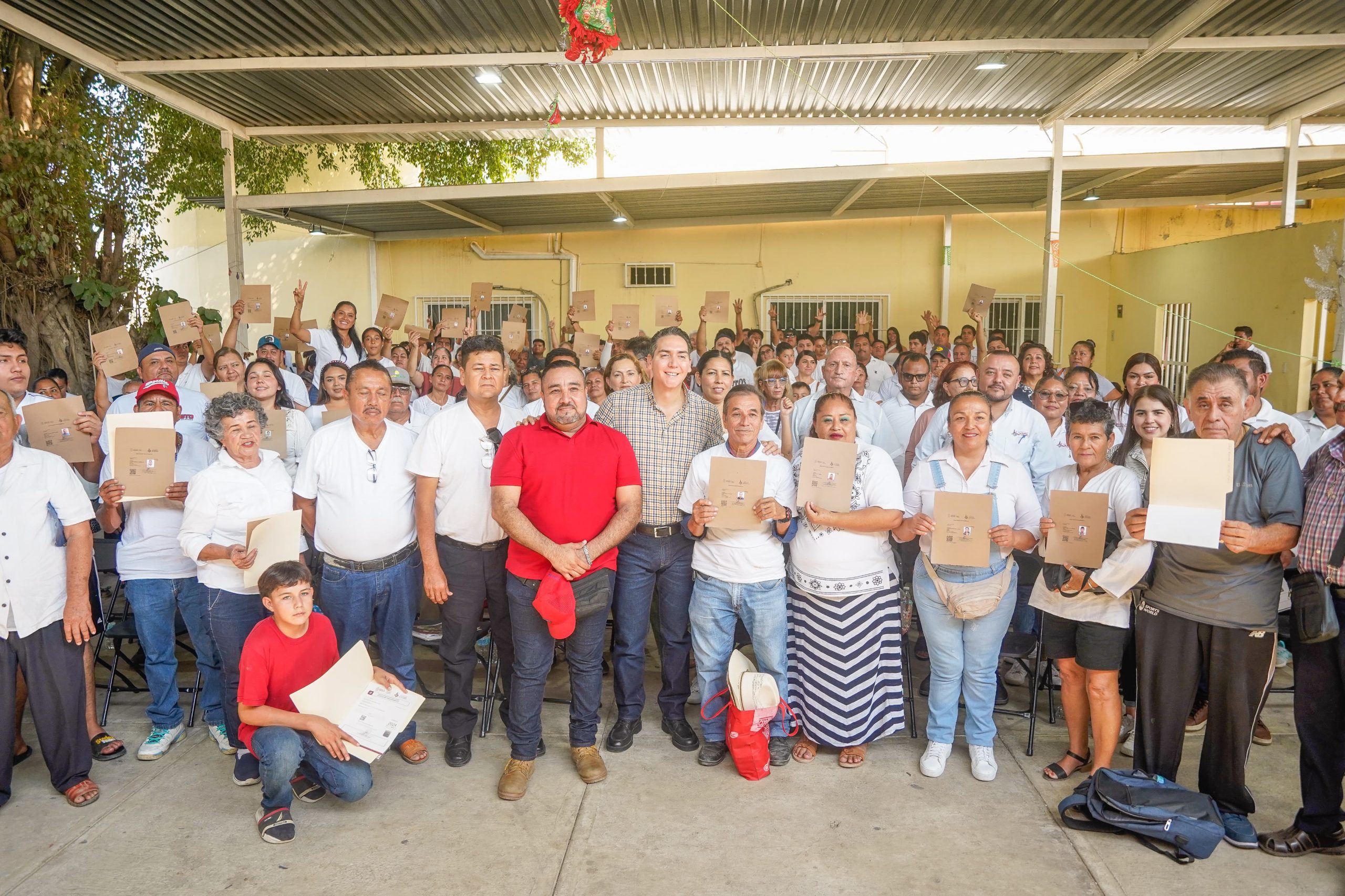 Héctor Santana entrega más de 300 licencias de funcionamiento y refrenda su apoyo a los comerciantes de Bahía de Banderas