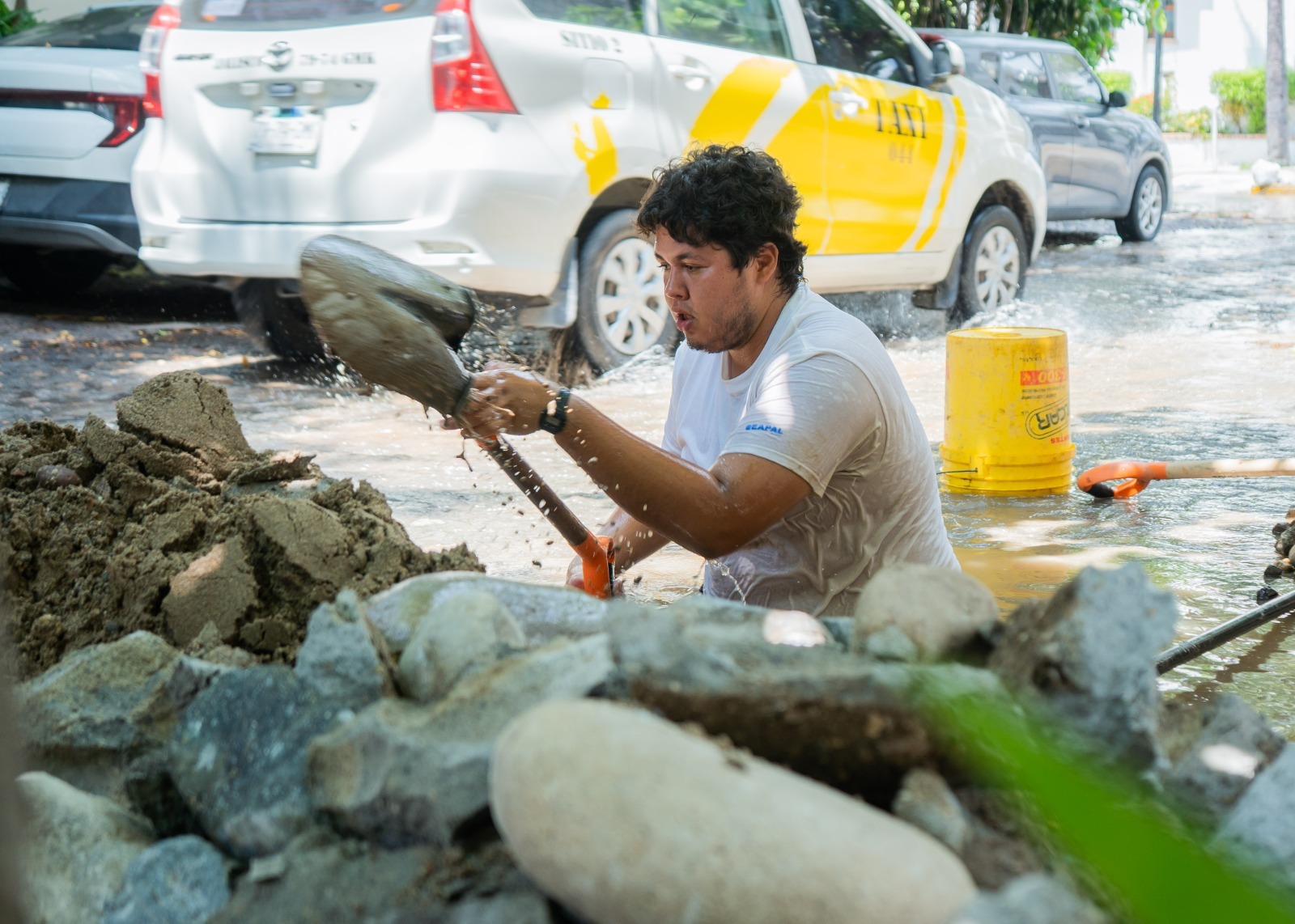 SEAPAL Vallarta trabaja en la reparación de una fuga en la colonia 5 de Diciembre