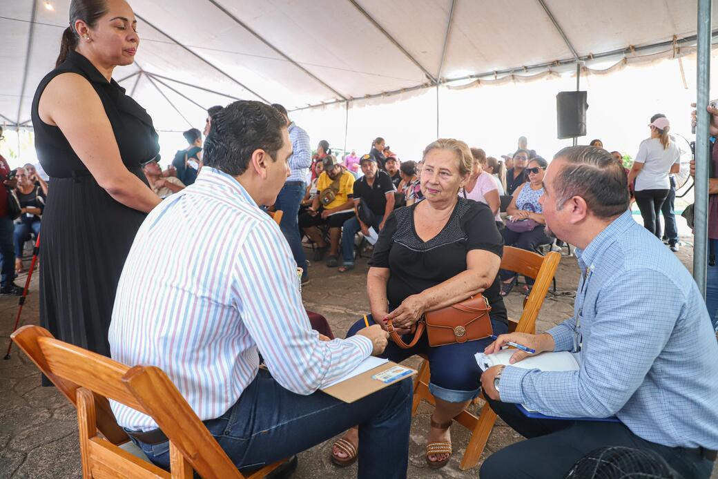 Vecinos de Valle Dorado reciben atención directa en la Audiencia Ciudadana número 43