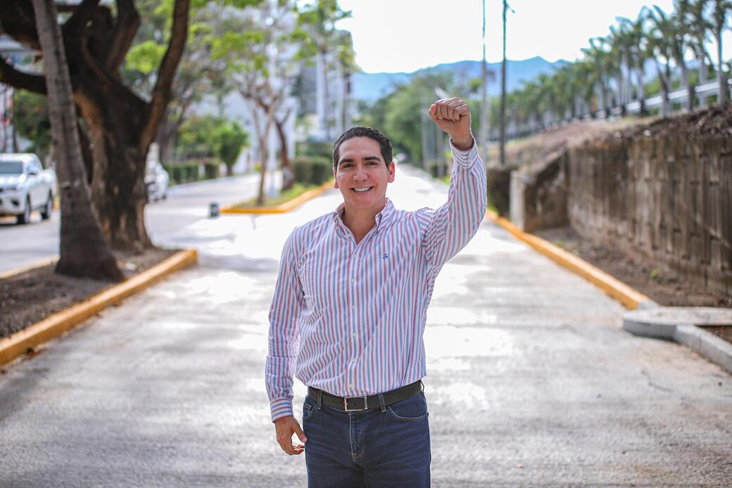 Héctor Santana entrega la Avenida Playa Los Picos en Bucerías