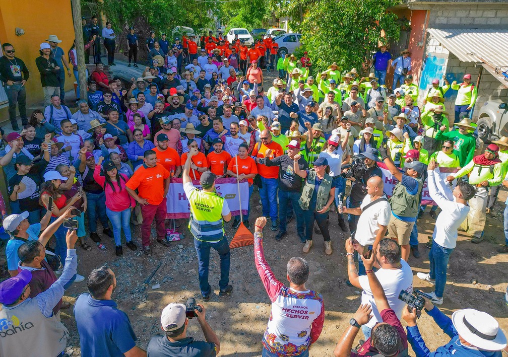 Héctor Santana lidera jornada de Limpiatón en Mezcales