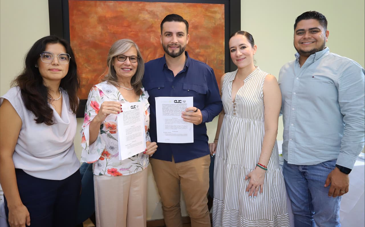 Firma Munguía convenio de prácticas profesionales con el Centro Universitario de la Costa
