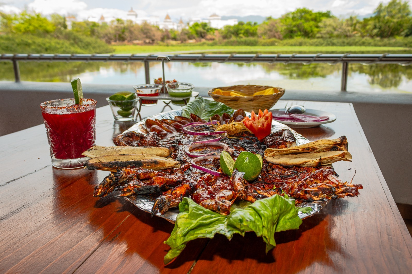 Mariscos Tino’s celebra 35 años como la “Catedral de los Mariscos” en Vallarta