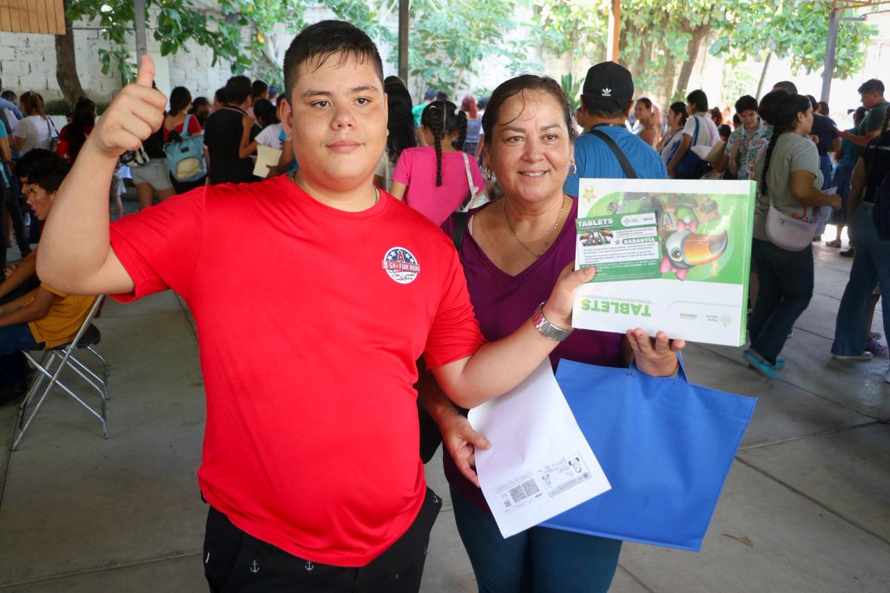 El Gobierno de Munguía entrega apoyo histórico a estudiantes del CAM en Puerto Vallarta