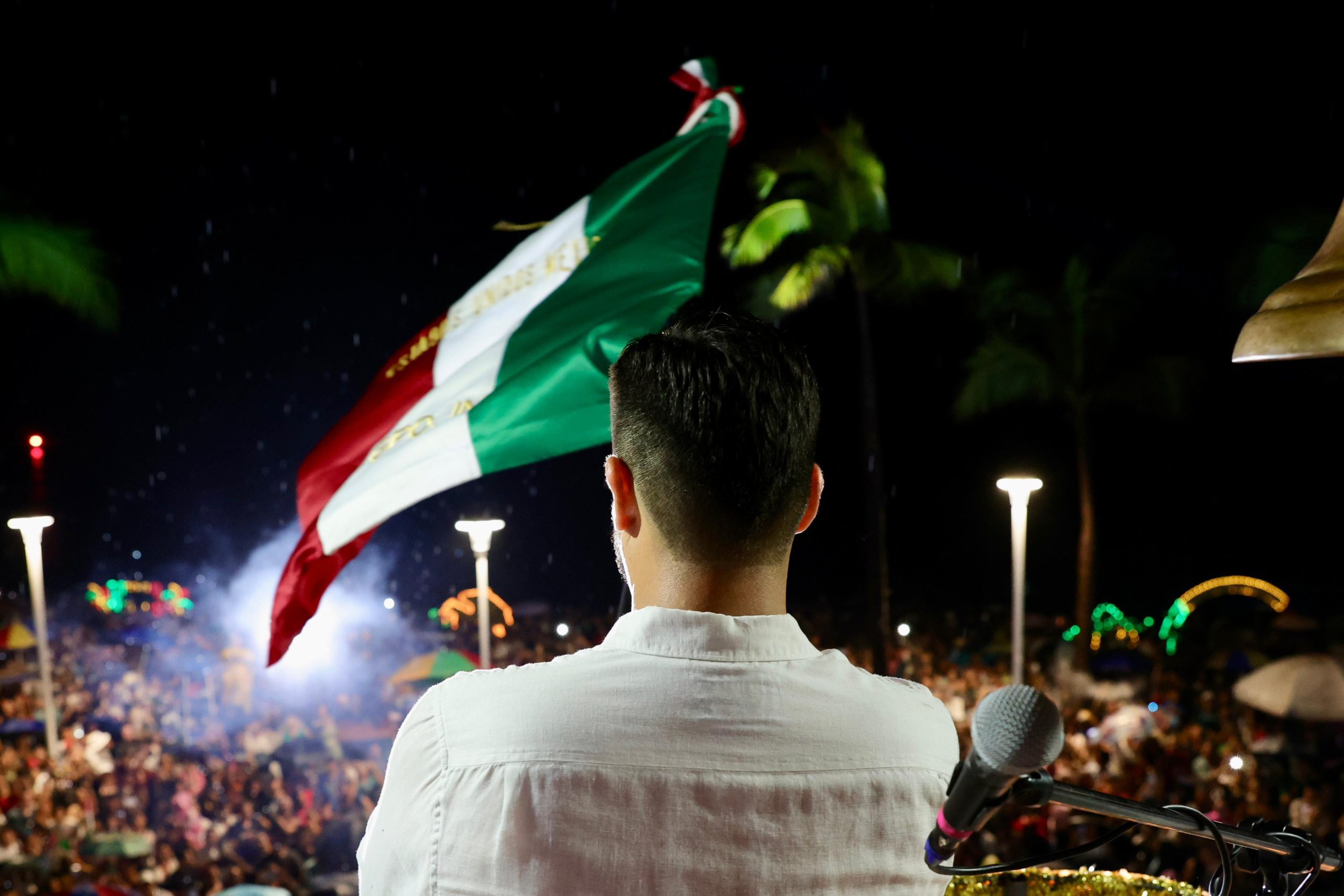 Munguía da el Grito de Independencia ante miles de vallartenses y turistas
