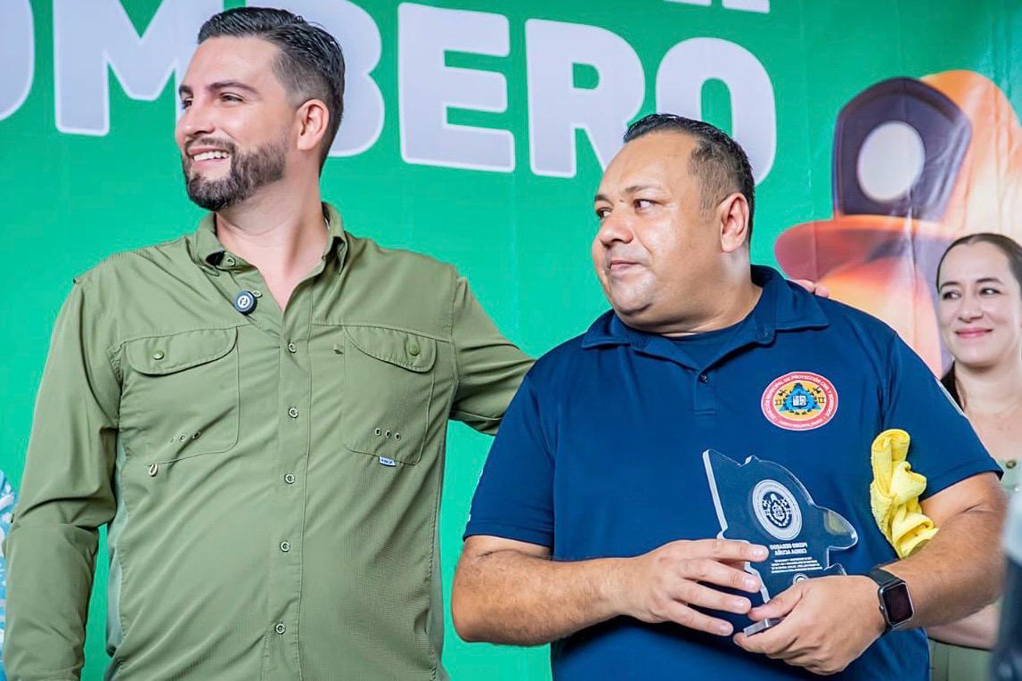 Impulsa Luis Munguia el crecimiento y reconocimiento del cuerpo de Bomberos