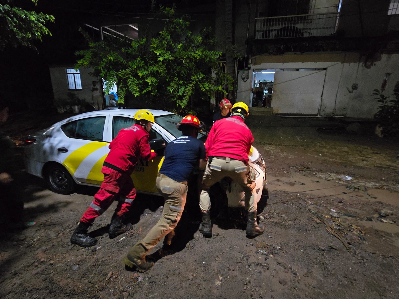 Atiende Protección Civil y Bomberos Puerto Vallarta múltiples reportes tras fuertes lluvias