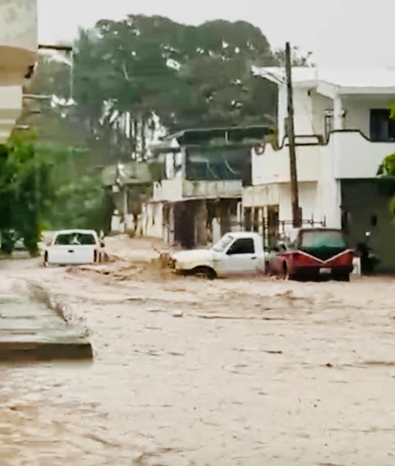 Tormenta azota Puerto Vallarta, calles convertidas en auténticos ríos y vehículos varados