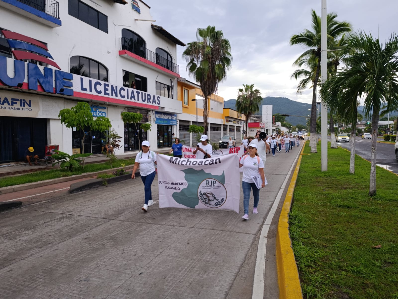 Trabajadores del IMSS marchan en Puerto Vallarta para exigir regreso al "Régimen de Pensiones de 1988"