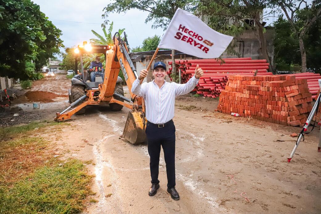 Vecinos de Loma Bonita celebran arranque de obra de alcantarillado con apoyo de Héctor Santana