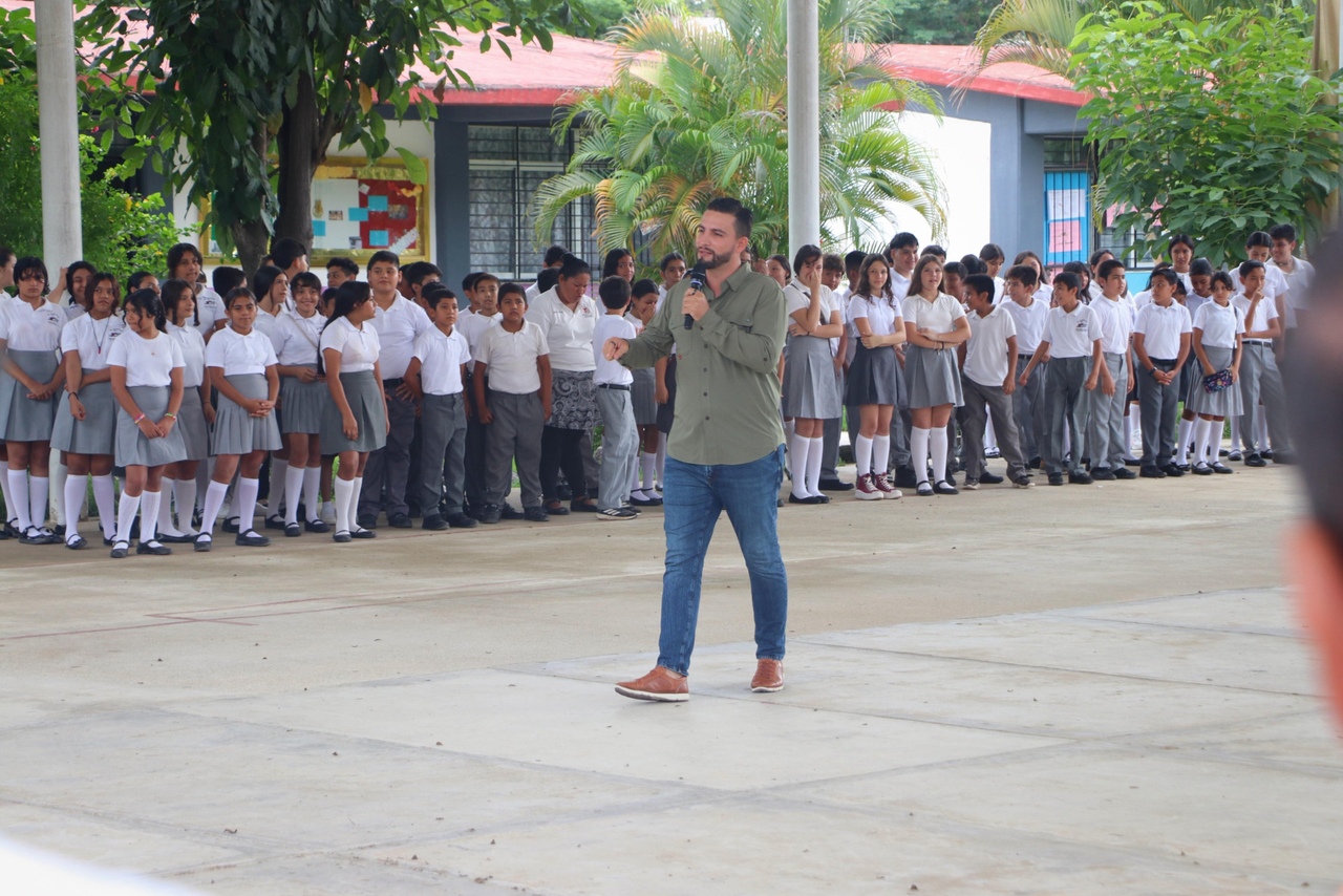 Luis Munguía escucha y atiende peticiones de planteles educativos