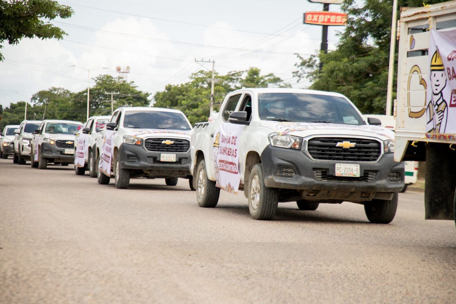 Héctor Santana y Margui Zuñiga entregan apoyo a familias afectadas por inundaciones