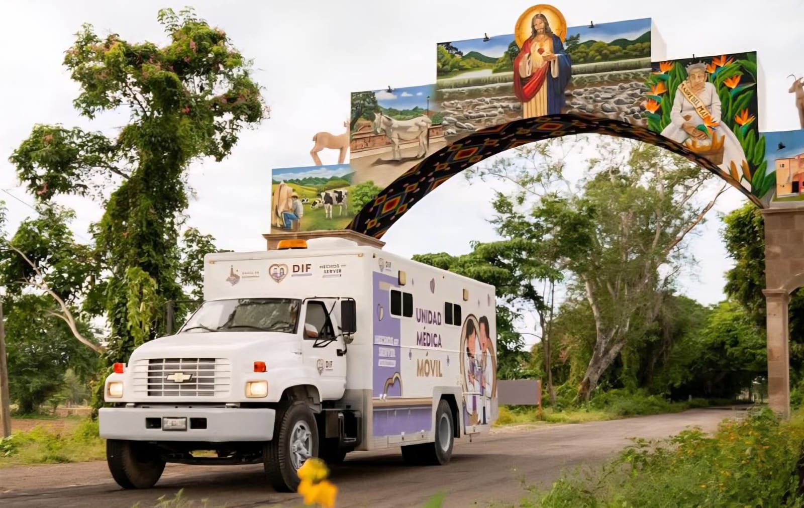 En Rendición de Cuentas semanal, Héctor Santana y Margui Zuñiga presentan unidad médica móvil para atención gratuita