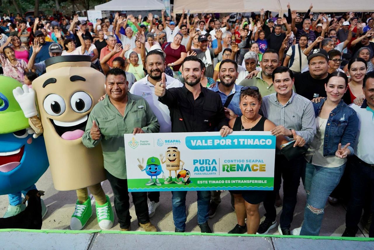 Munguía entrega tinacos en beneficio de 1200 habitantes