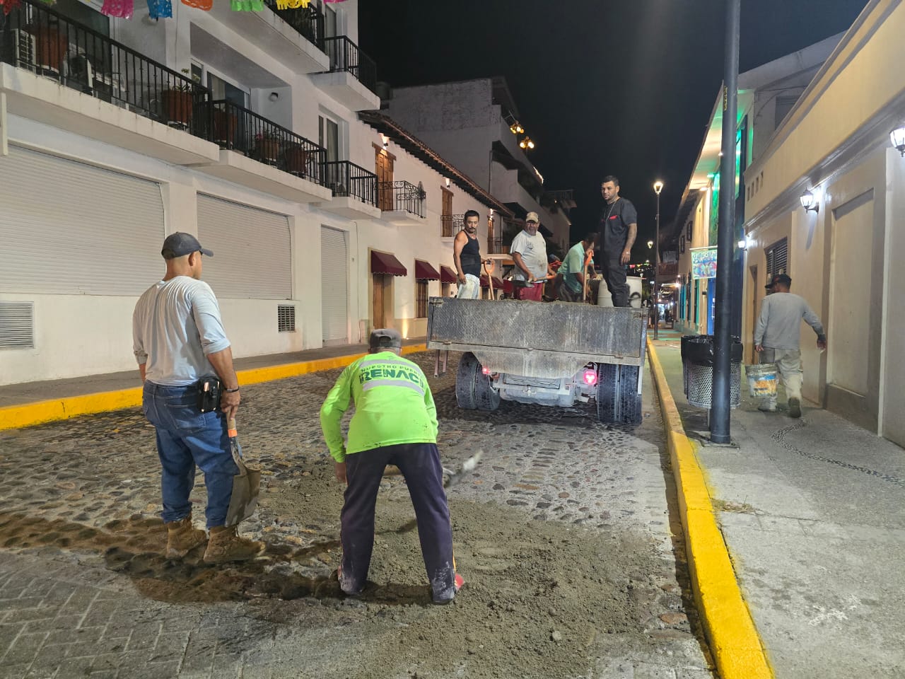 Bachean de madrugada para evitar tráfico vehicular en el centro