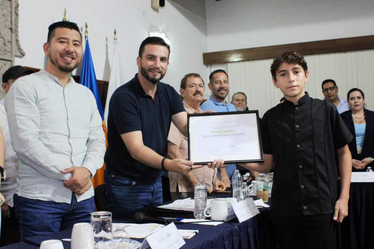 Munguía reconoce talento de joven pianista