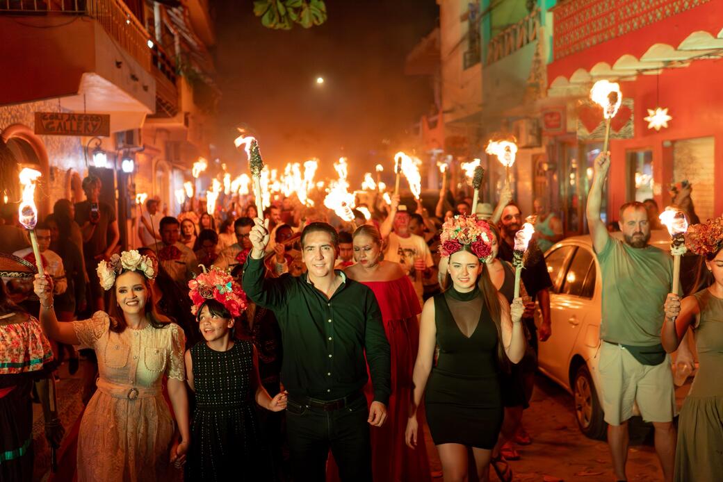 Con música, color y tradición, Héctor Santana encabeza emotiva procesión en Sayulita