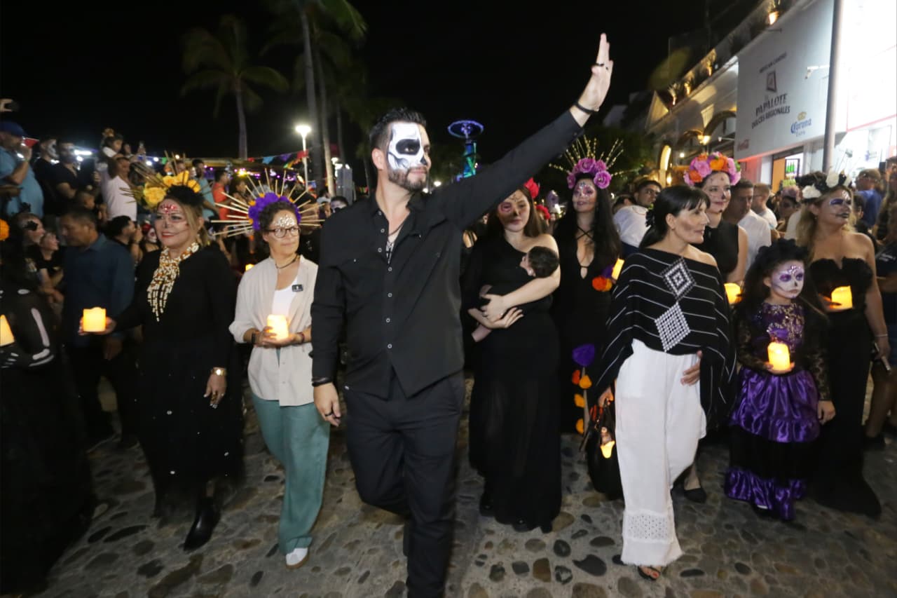 Rompe récord de asistencia desfile de Día de Muertos en Puerto Vallarta