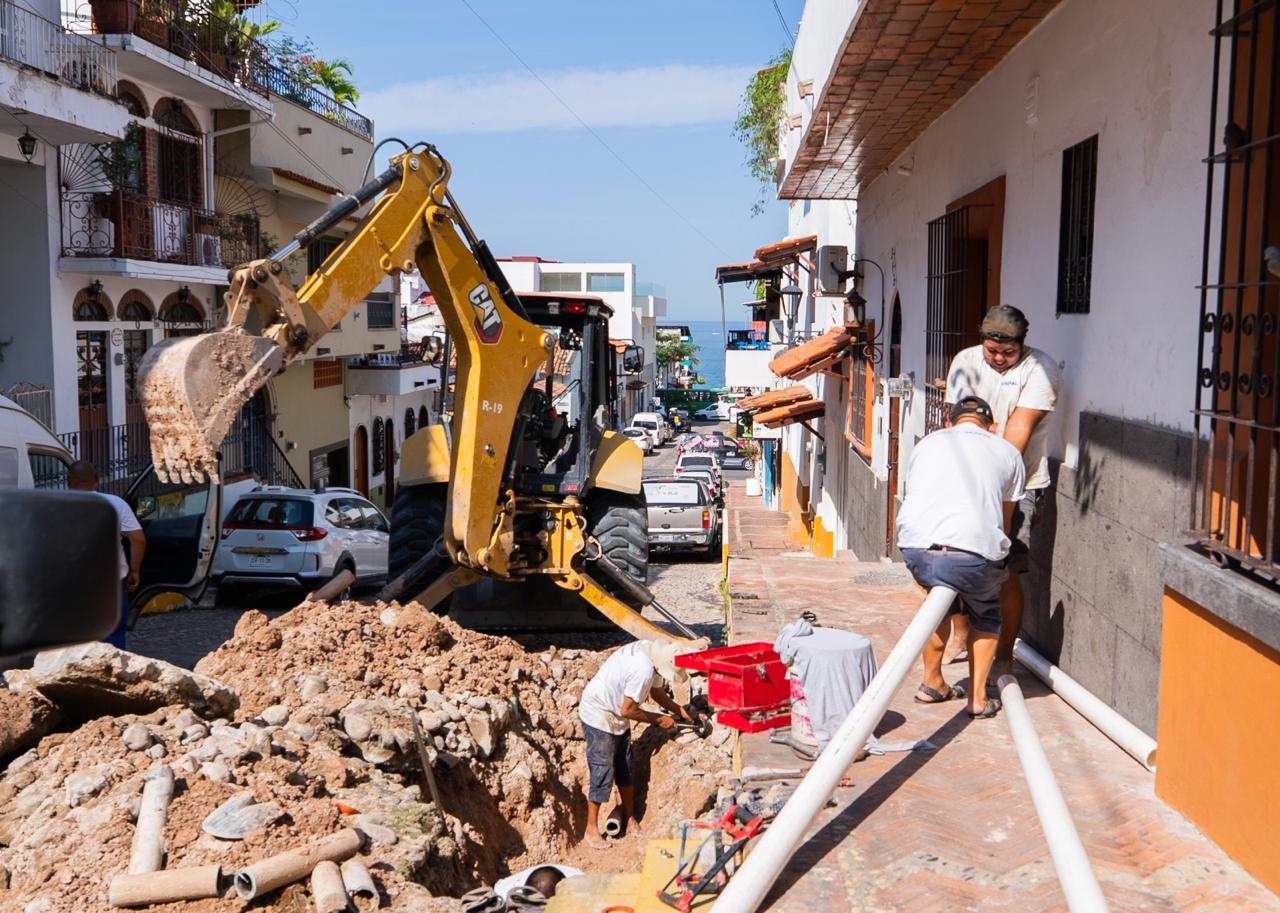 Repara SEAPAL Vallarta línea de agua potable en la colonia Centro