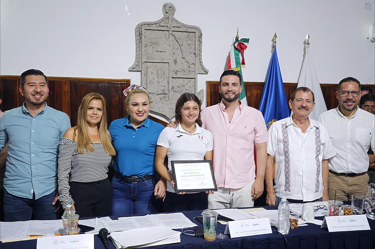 Luis Munguía entrega reconocimientos a vallartenses destacados