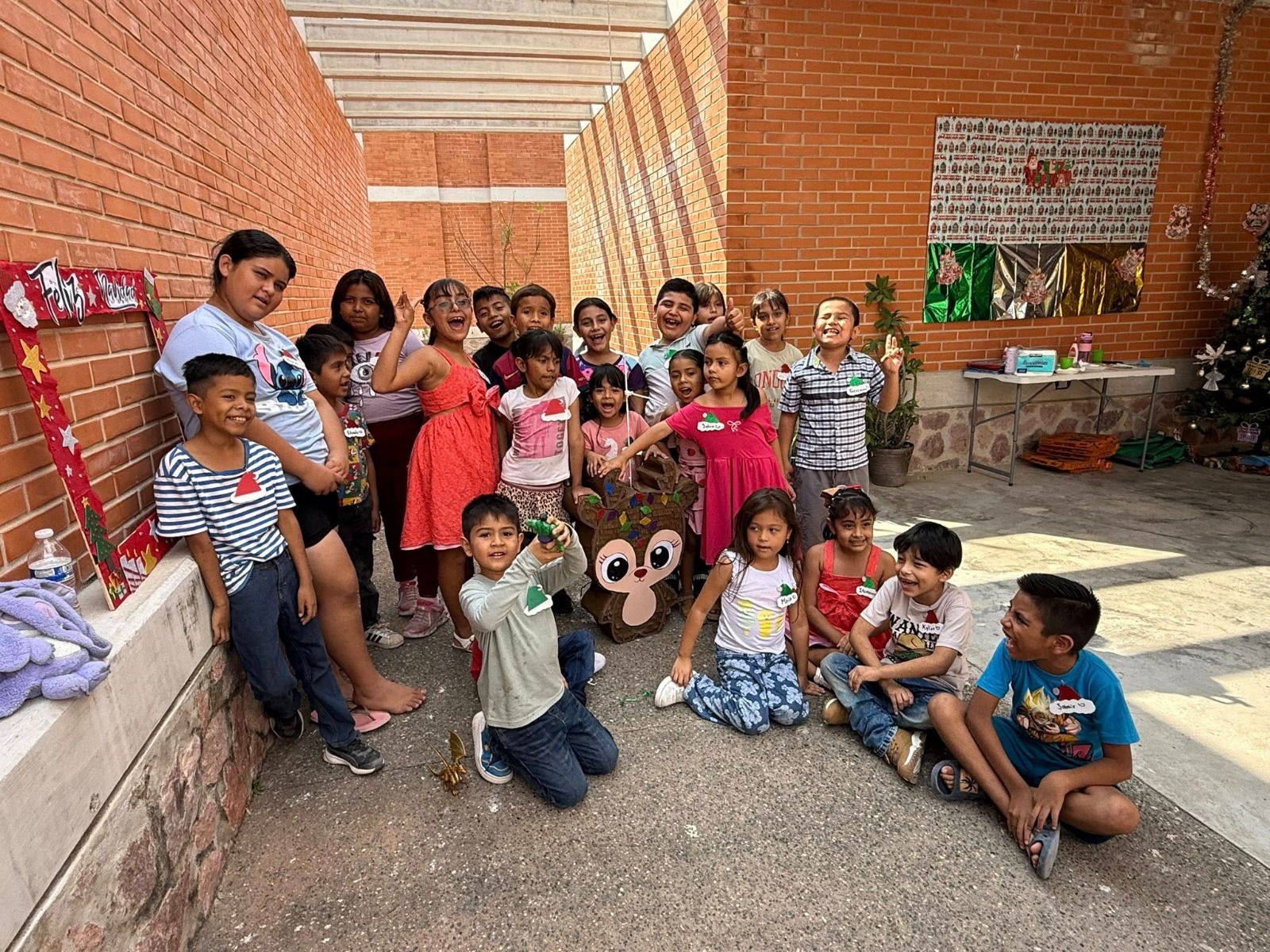 Dirección de Sostenibilidad Ambiental lleva alegría a niños y niñas con posada navideña