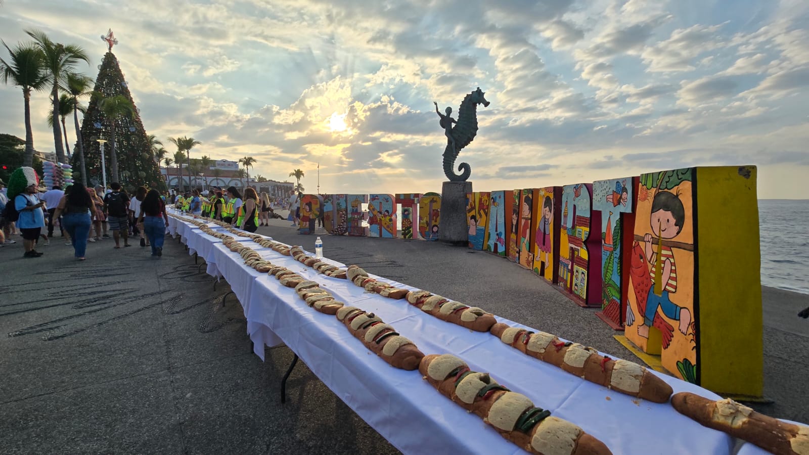 Puerto Vallarta parte la rosca más grande de su historia ante más de 18 mil personas
