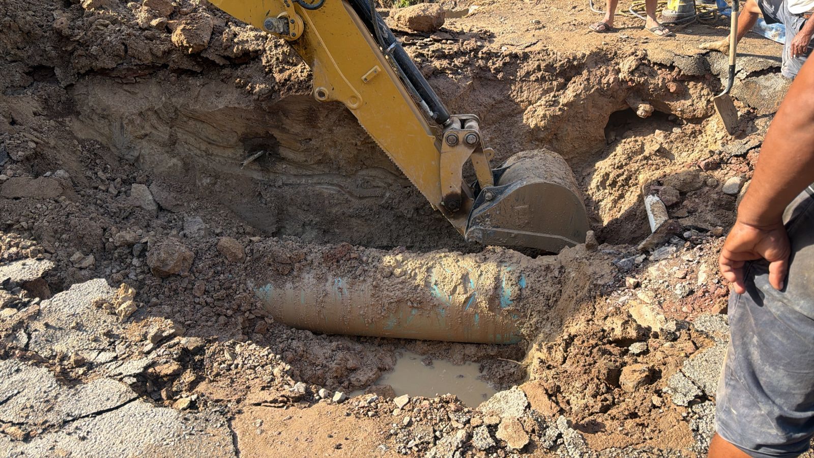 SEAPAL Vallarta atiende ruptura en línea principal que afecta el suministro en la parte alta de El Pitillal