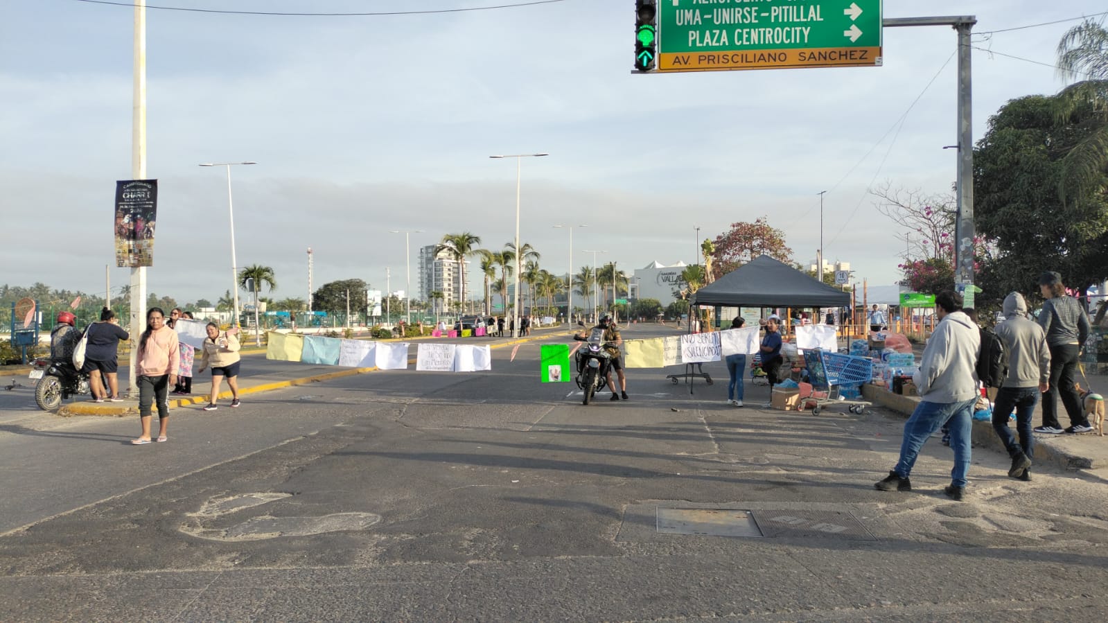 Más de 24 horas de bloqueos en Puerto Vallarta por el caso Clarisa; continúa el caos vial