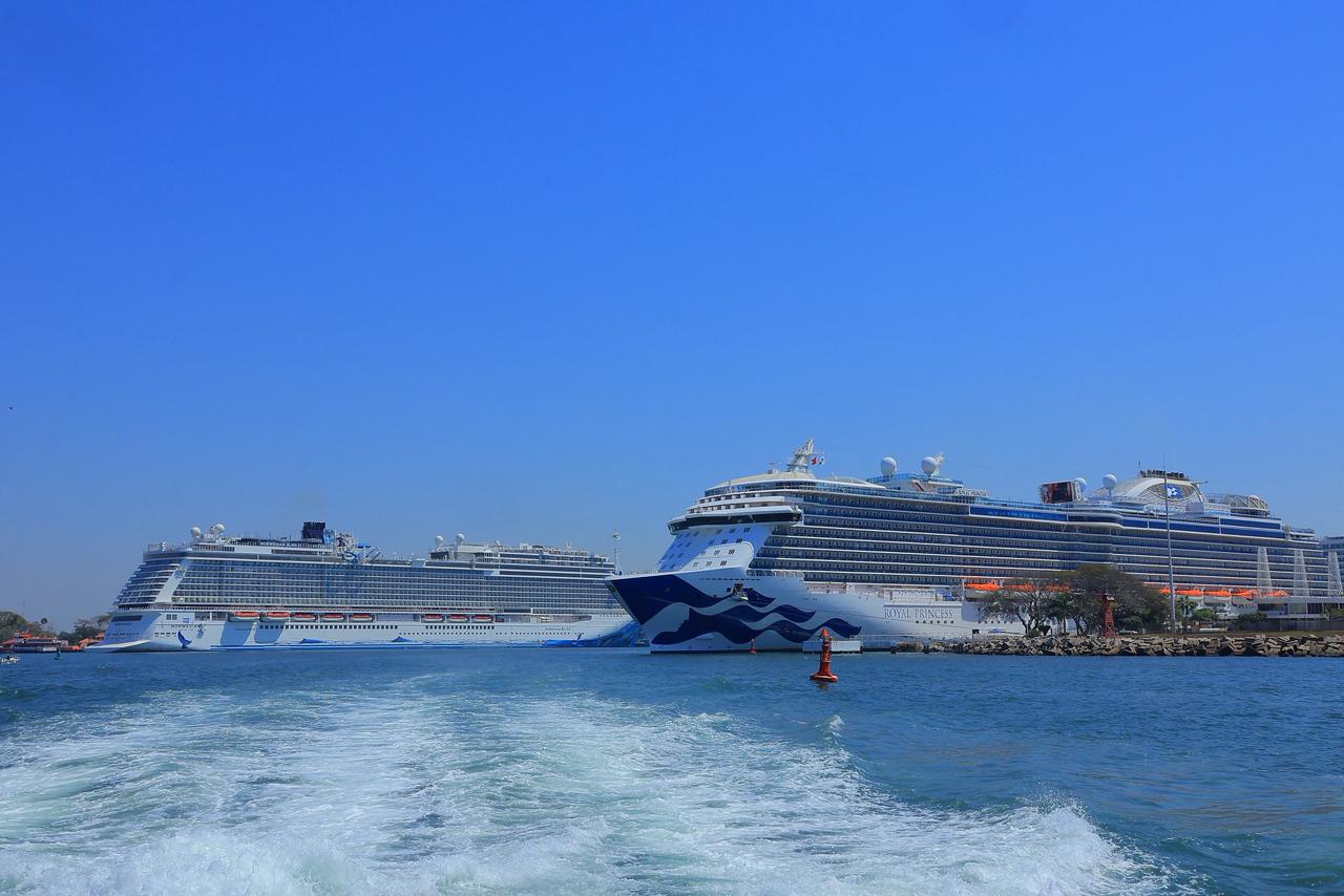 Navieras confían en Puerto Vallarta: arriban dos cruceros con más de 8 mil 600 turistas extranjeros