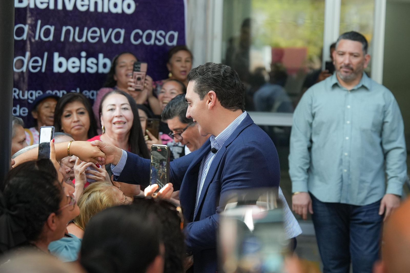 Héctor Santana regresa de Los Ángeles tras gira de trabajo en favor de Bahía de Banderas