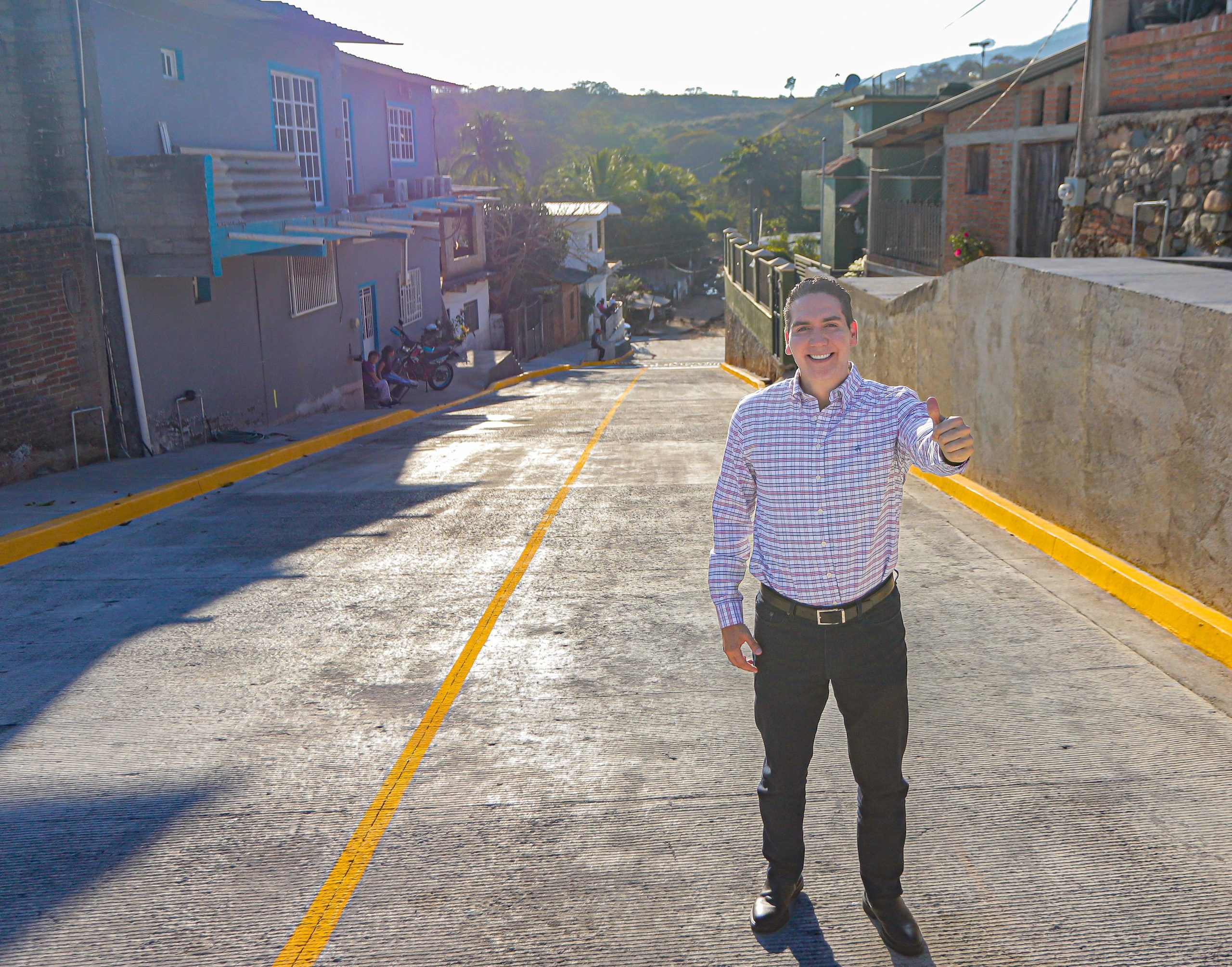 Inaugura Héctor Santana la calle Guerrero en El Colomo