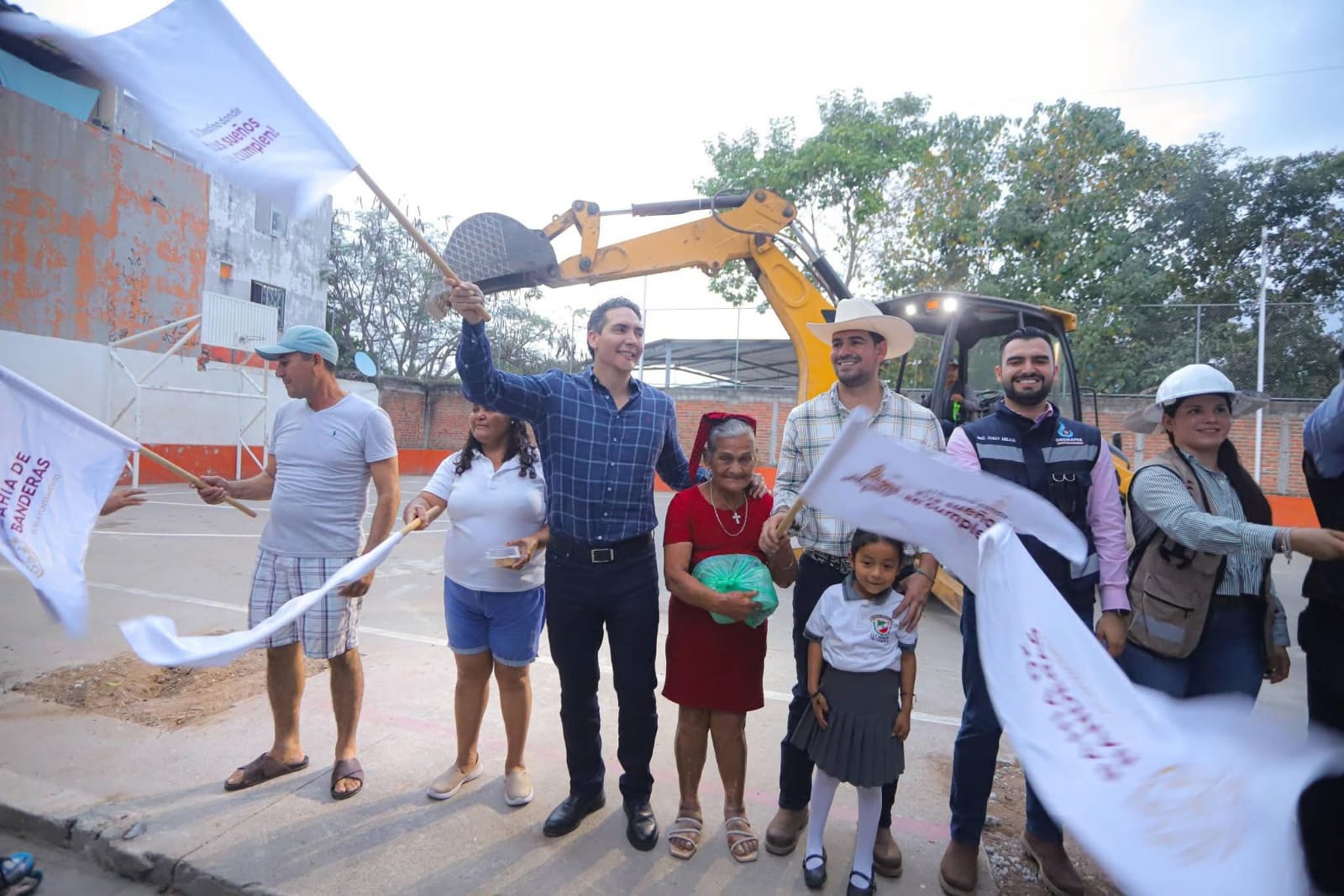 Héctor Santana dio arranque a la construcción de la Techumbre en la colonia La Primavera
