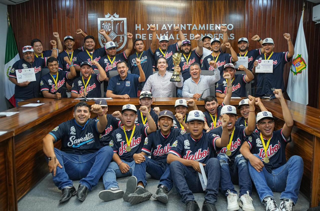 Héctor Santana reconoce a “Los Jaibos de Sayulita”, campeones de la Liga Nayarita de Béisbol