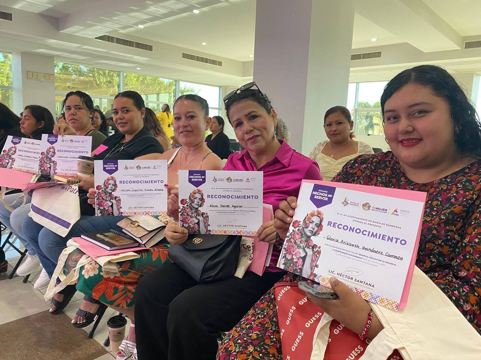 Mujeres de Bahía de Banderas responden con alta participación a taller de educación financiera